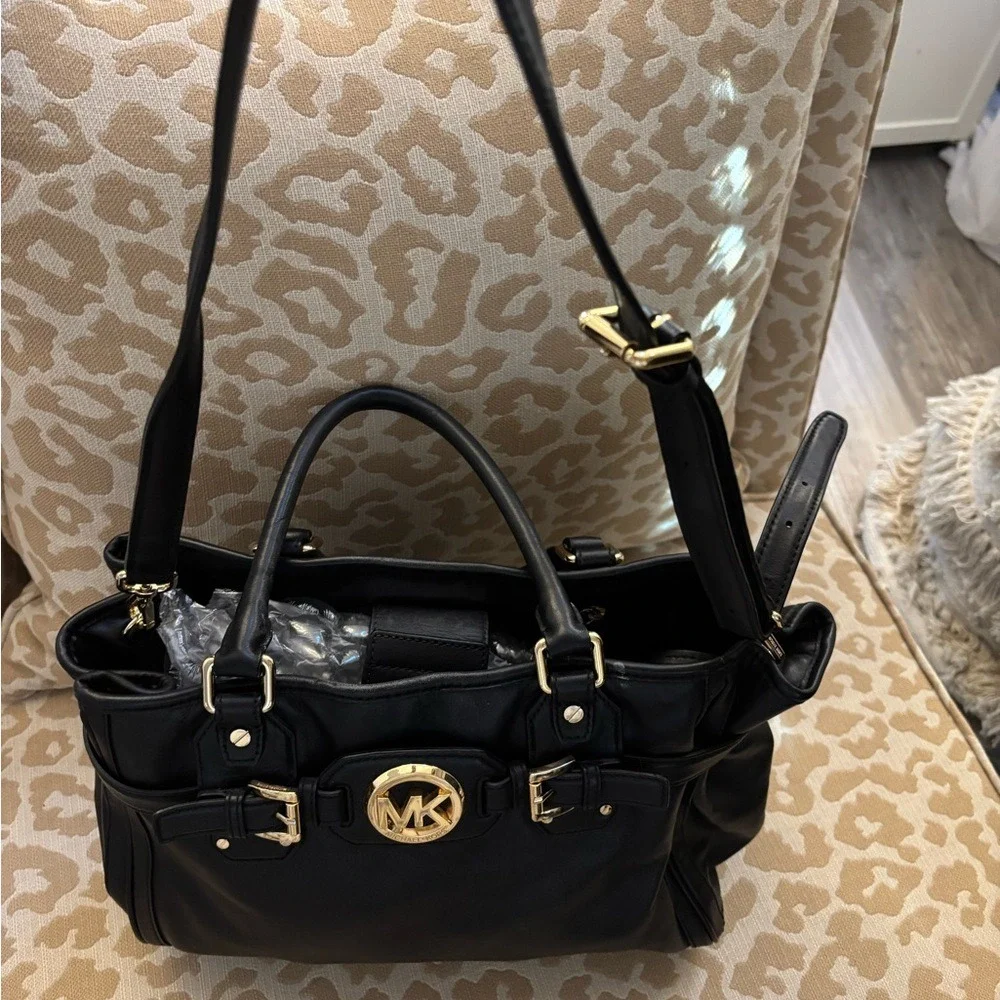Michael Kors Hudson Black leather tote with Gold Accents-excellent condition! - Picture 5 of 12